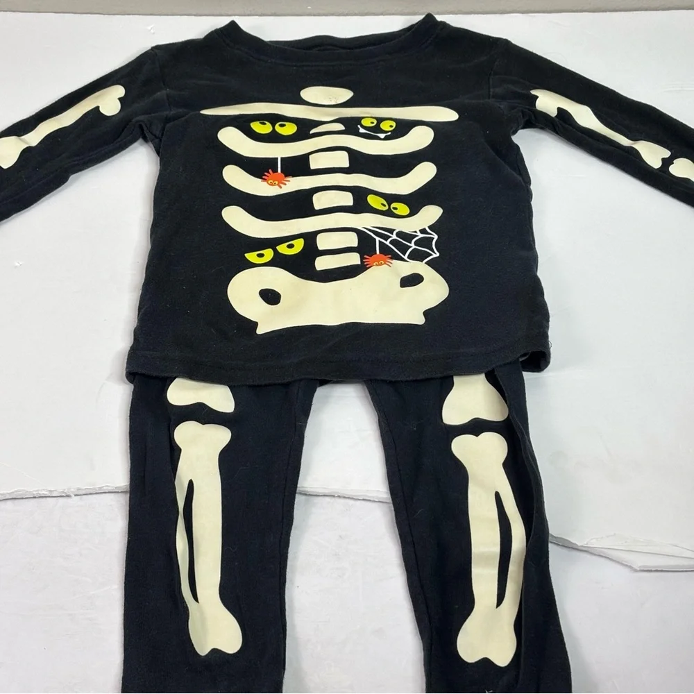 Carters Toddler Boy Halloween Skeleton Glow in Dark P.J.’s long sleeve 3-6 month